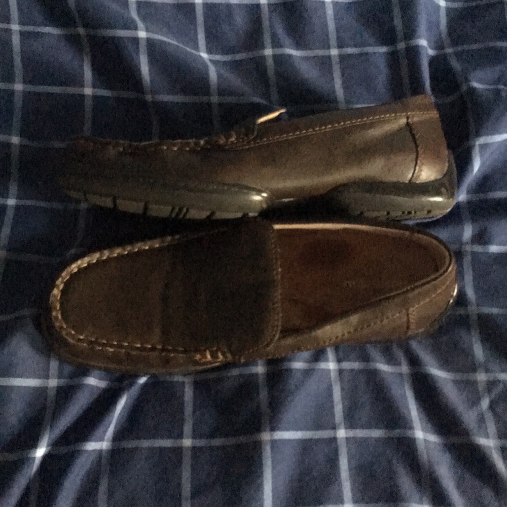 Nordstrom boys brown dress shoes. Size 2.5. Wonderful gripping rubber sole.